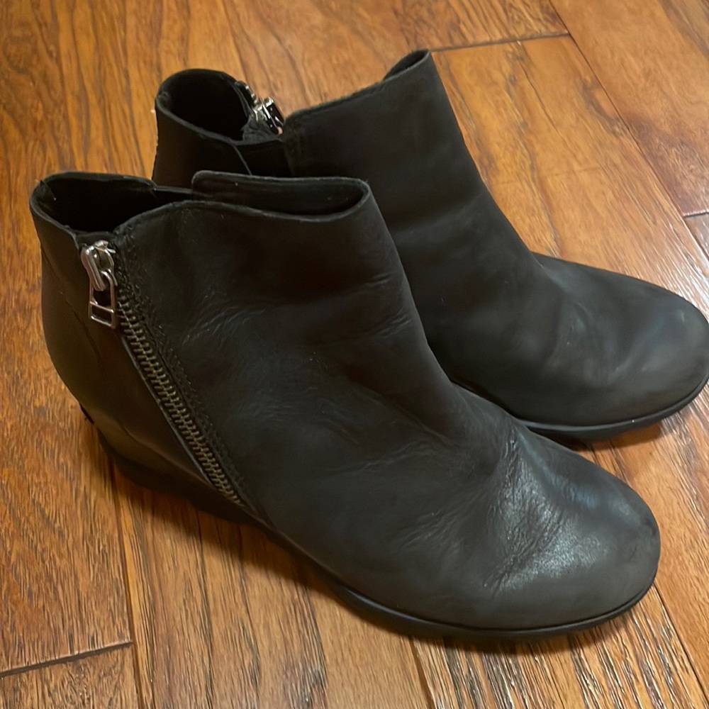 Sorel Joan of Arctic zip up wedge booties size 9.5